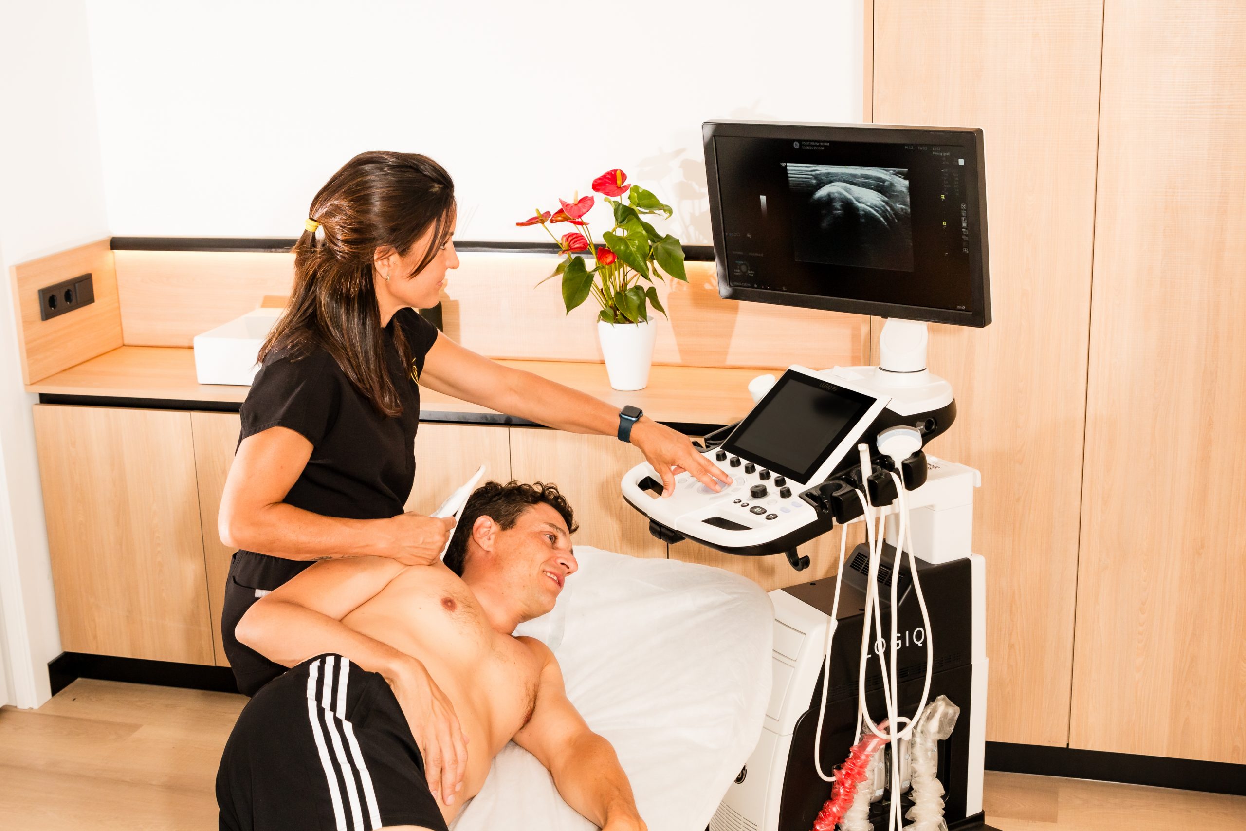 Ecógrafo de fisioterapia avanzada en Motriz