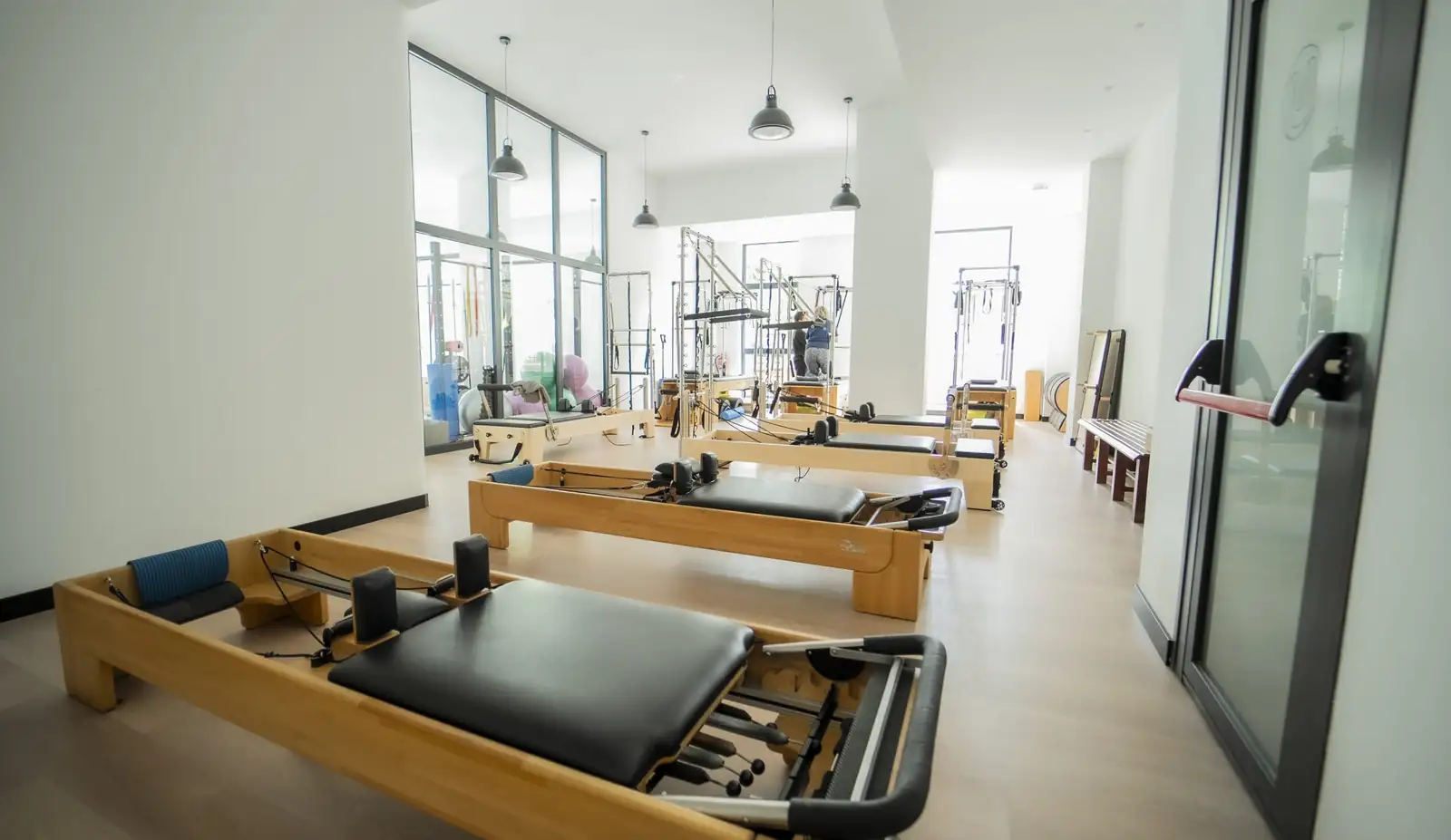 Sala de Pilates con máquinas de Motriz