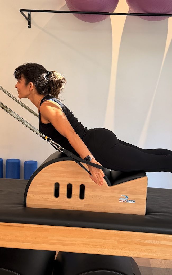 Ejercicio de control motor sobre Cadillac de Pilates en Clínica Motriz, Tres Cantos